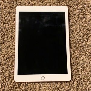 32GB iPad Pro 9.7 in rose gold and a Apple Pencil